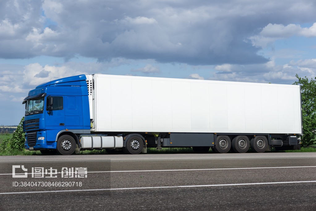 公路上的白色卡車 集裝箱道路運(yùn)輸?shù)默F(xiàn)代脈動(dòng)